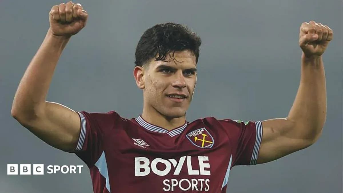 Jugador de West Ham levantando los brazos en celebración Jugador de West Ham levantando los brazos en celebración