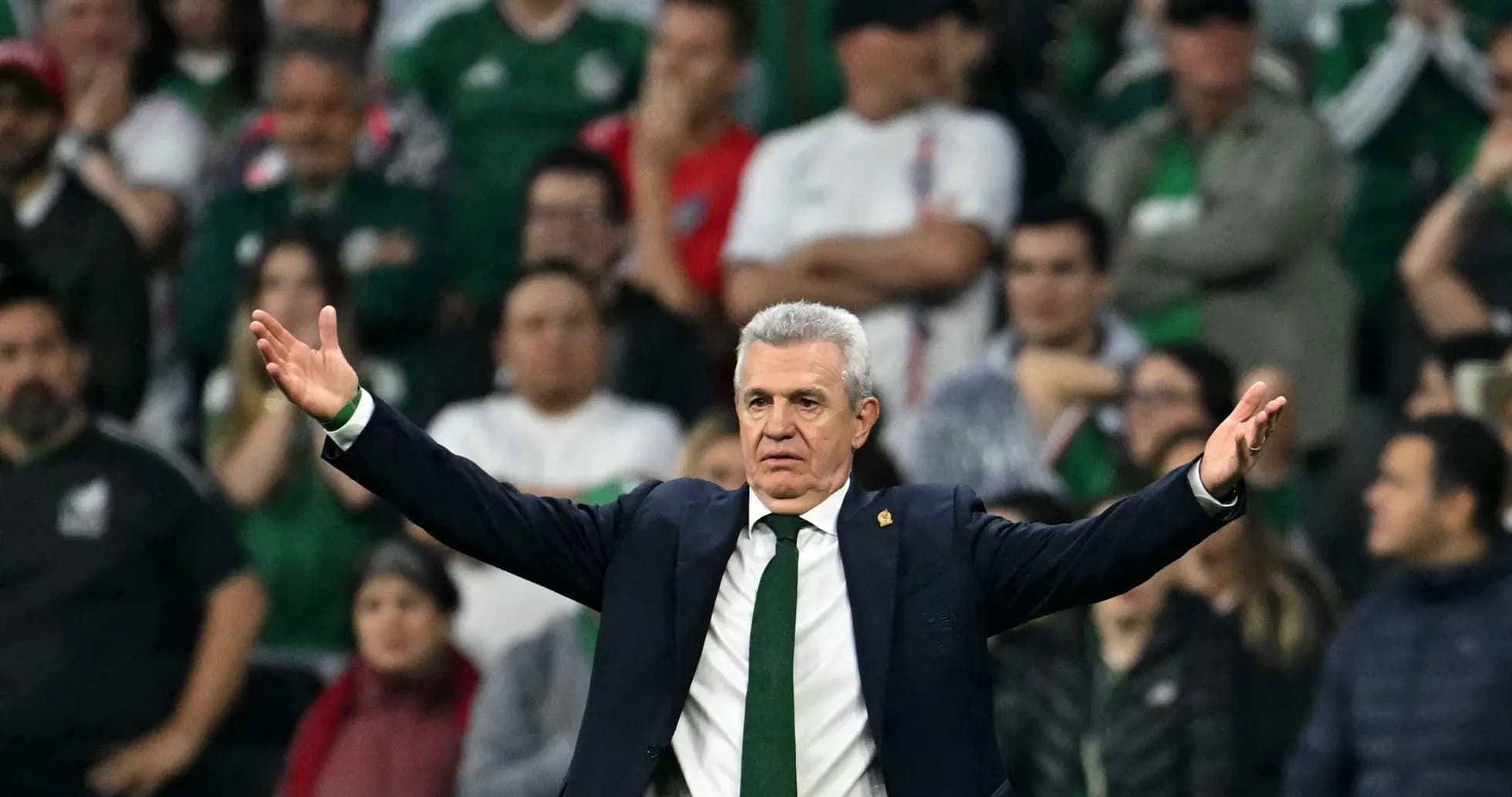 Entrenador dirigiendo al equipo durante un partido Entrenador dirigiendo al equipo durante un partido