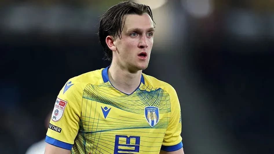 Jugador de Colchester United en uniforme amarillo Jugador de Colchester United en uniforme amarillo