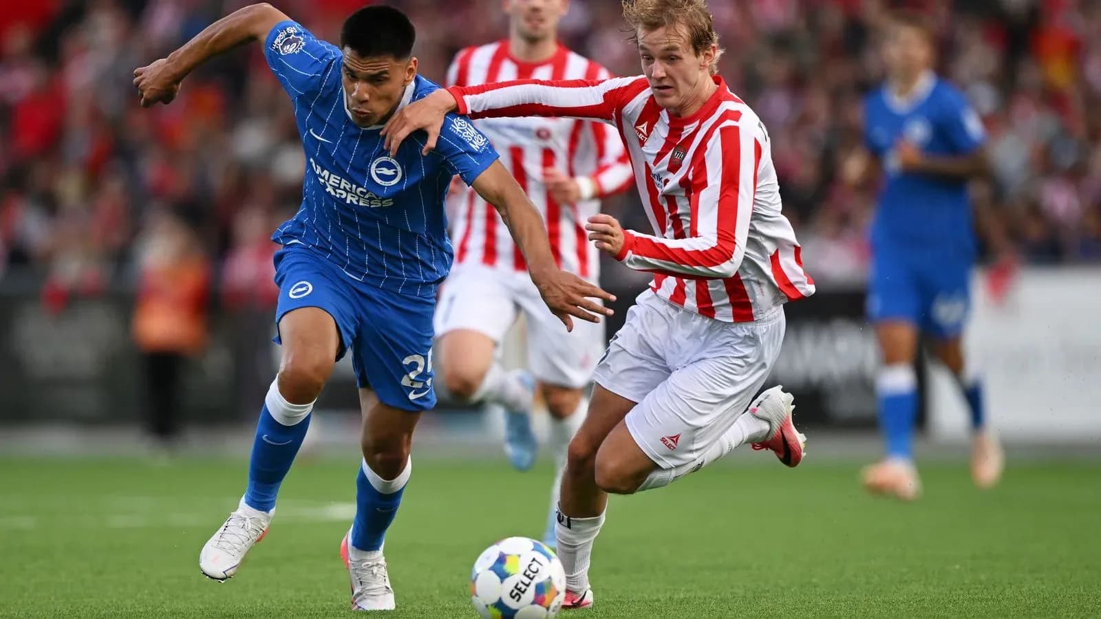 Jugador de Brighton siendo perseguido por oponente Jugador de Brighton siendo perseguido por oponente