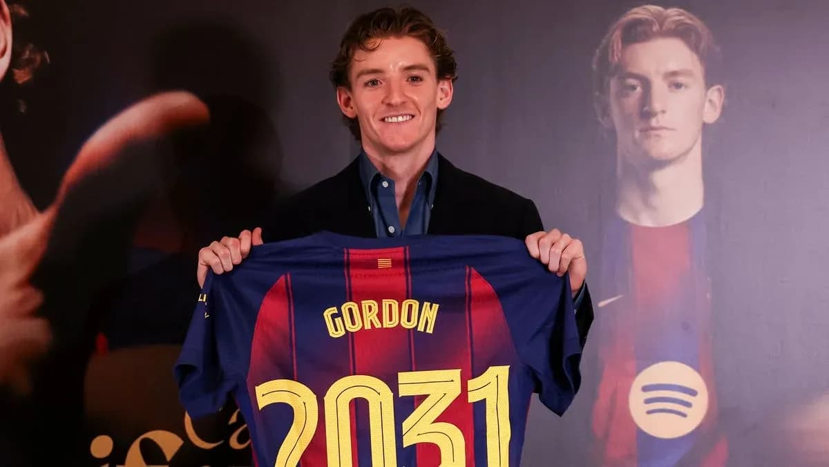 Jugador sosteniendo camiseta del FC Barcelona en presentación Jugador sosteniendo camiseta del FC Barcelona en presentación