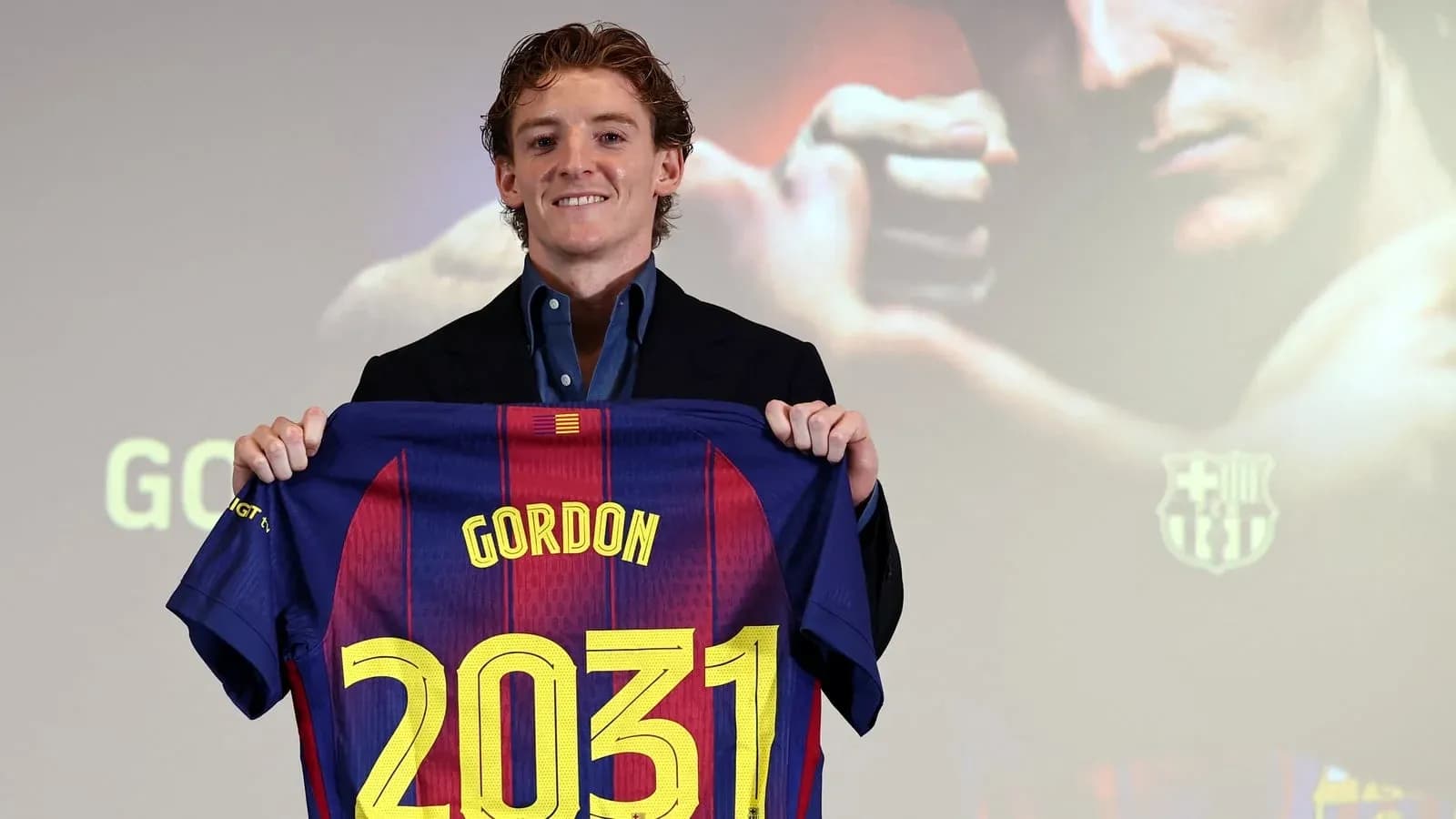 Jugador presenta camiseta del FC Barcelona con nombre Gordon Jugador presenta camiseta del FC Barcelona con nombre Gordon