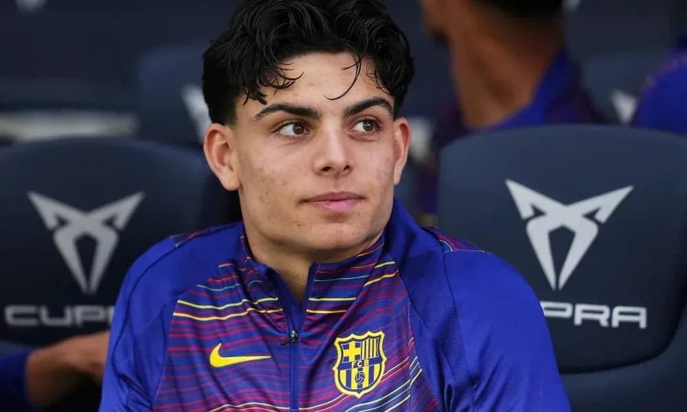 Jugador de Barcelona sentado en el banquillo Jugador de Barcelona sentado en el banquillo