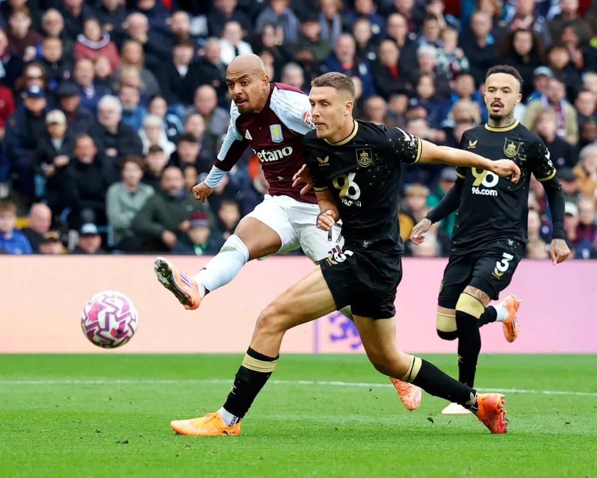 Un jugador de Aston Villa disparando a puerta Un jugador de Aston Villa disparando a puerta