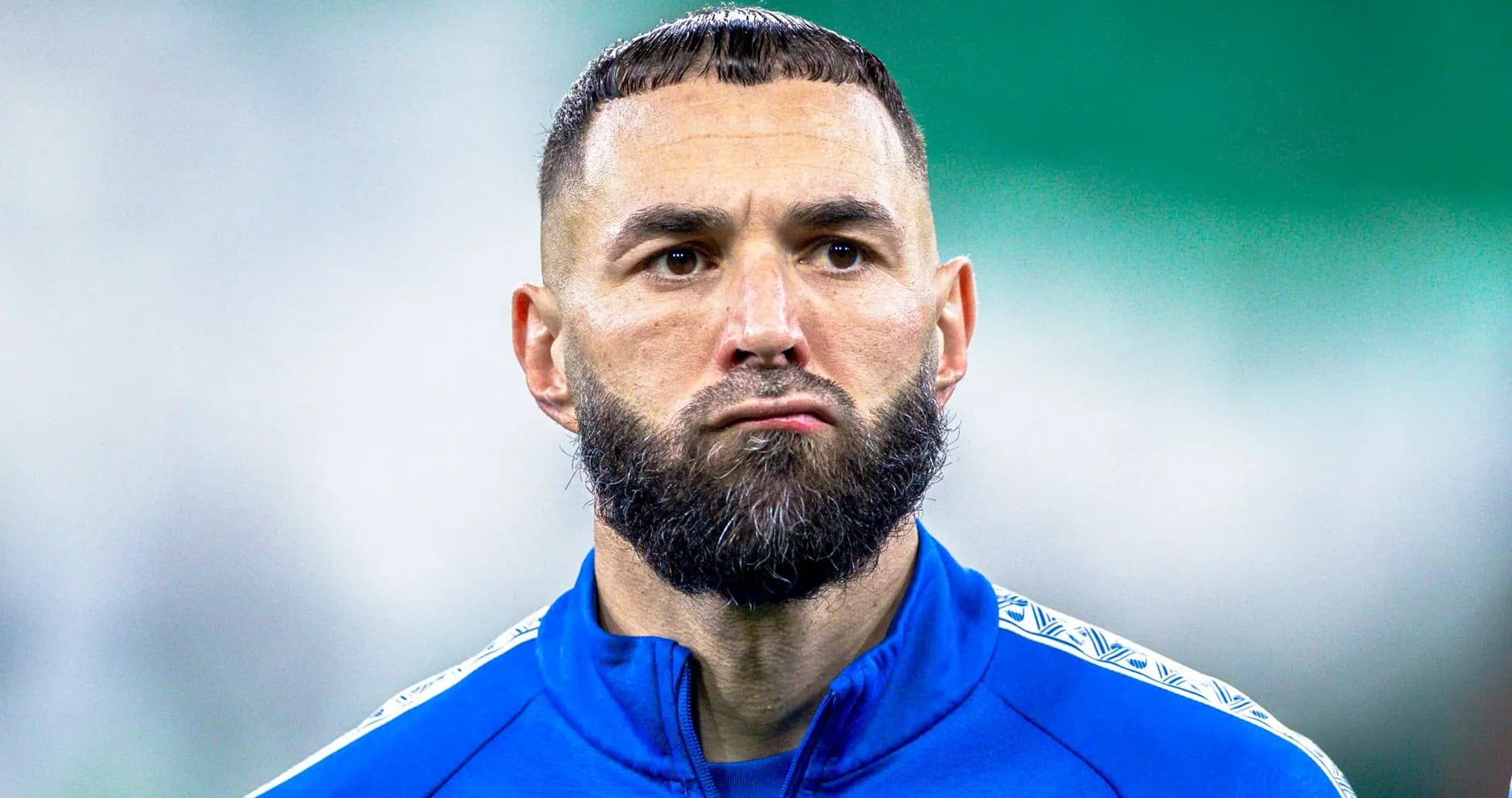 Jugador con barba en camiseta azul durante calentamiento Jugador con barba en camiseta azul durante calentamiento