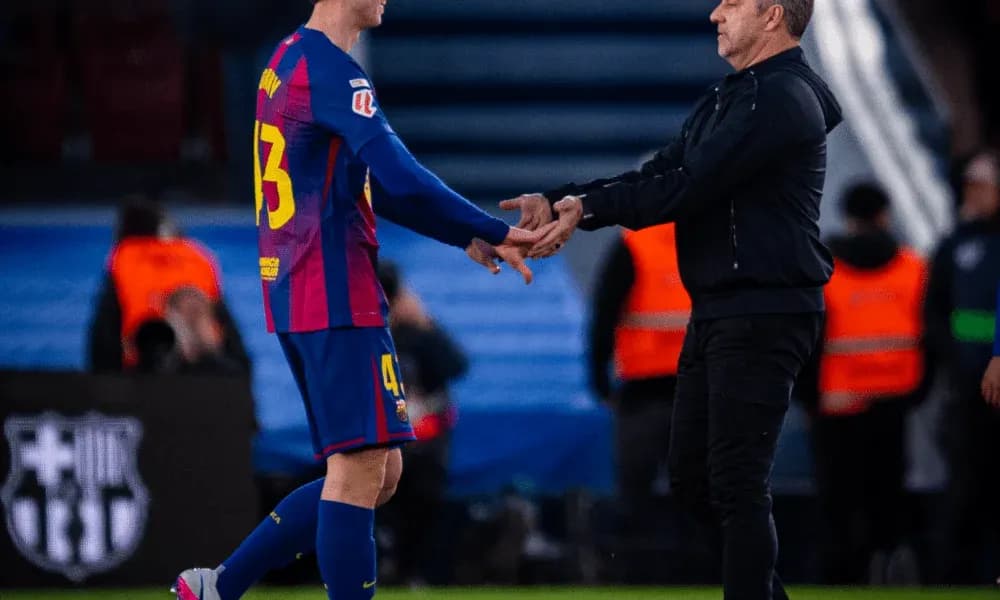Jugador y entrenador saludándose en el banquillo Jugador y entrenador saludándose en el banquillo