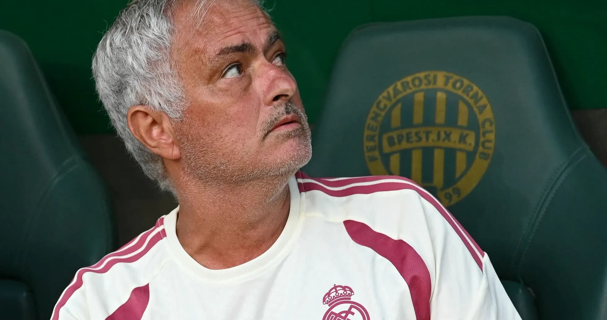 Entrenador en el banquillo durante el partido Entrenador en el banquillo durante el partido