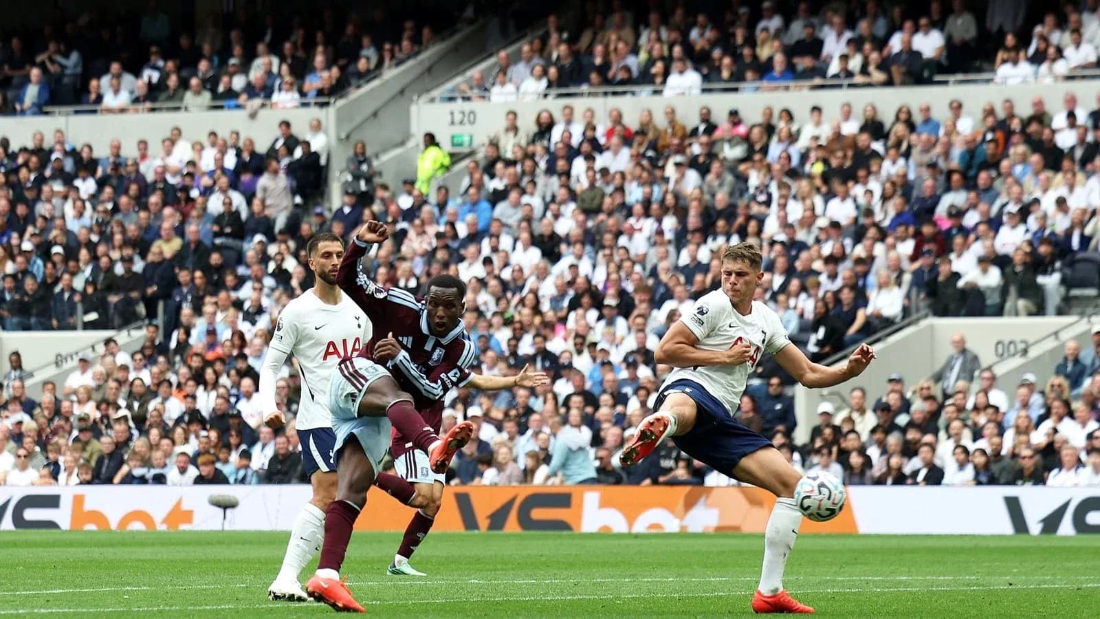Jugador de Tottenham intentando despejar el balón en partido Jugador de Tottenham intentando despejar el balón en partido