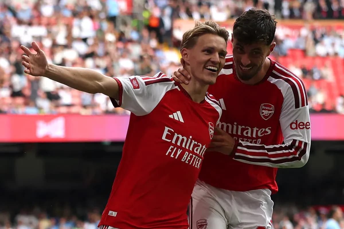 Jugadores de Arsenal celebrando un gol juntos Jugadores de Arsenal celebrando un gol juntos