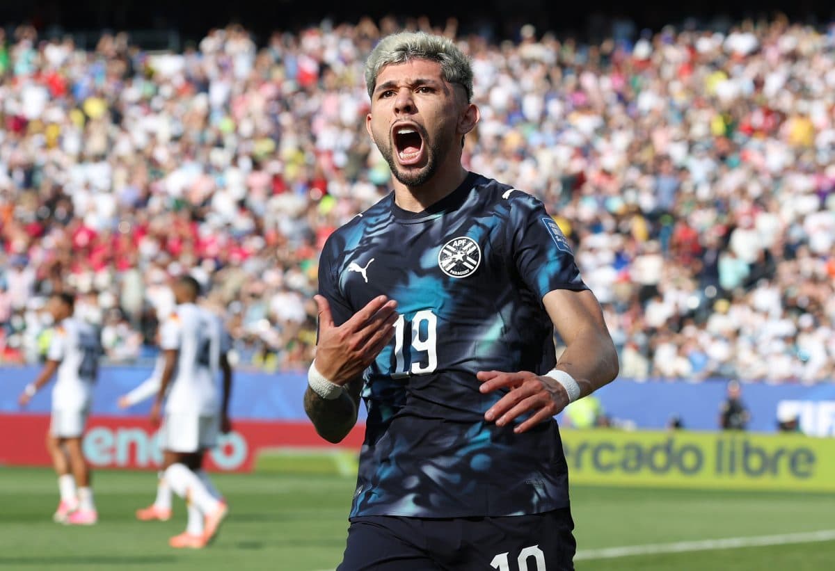 Jugador celebrando un gol en un partido de fútbol Jugador celebrando un gol en un partido de fútbol