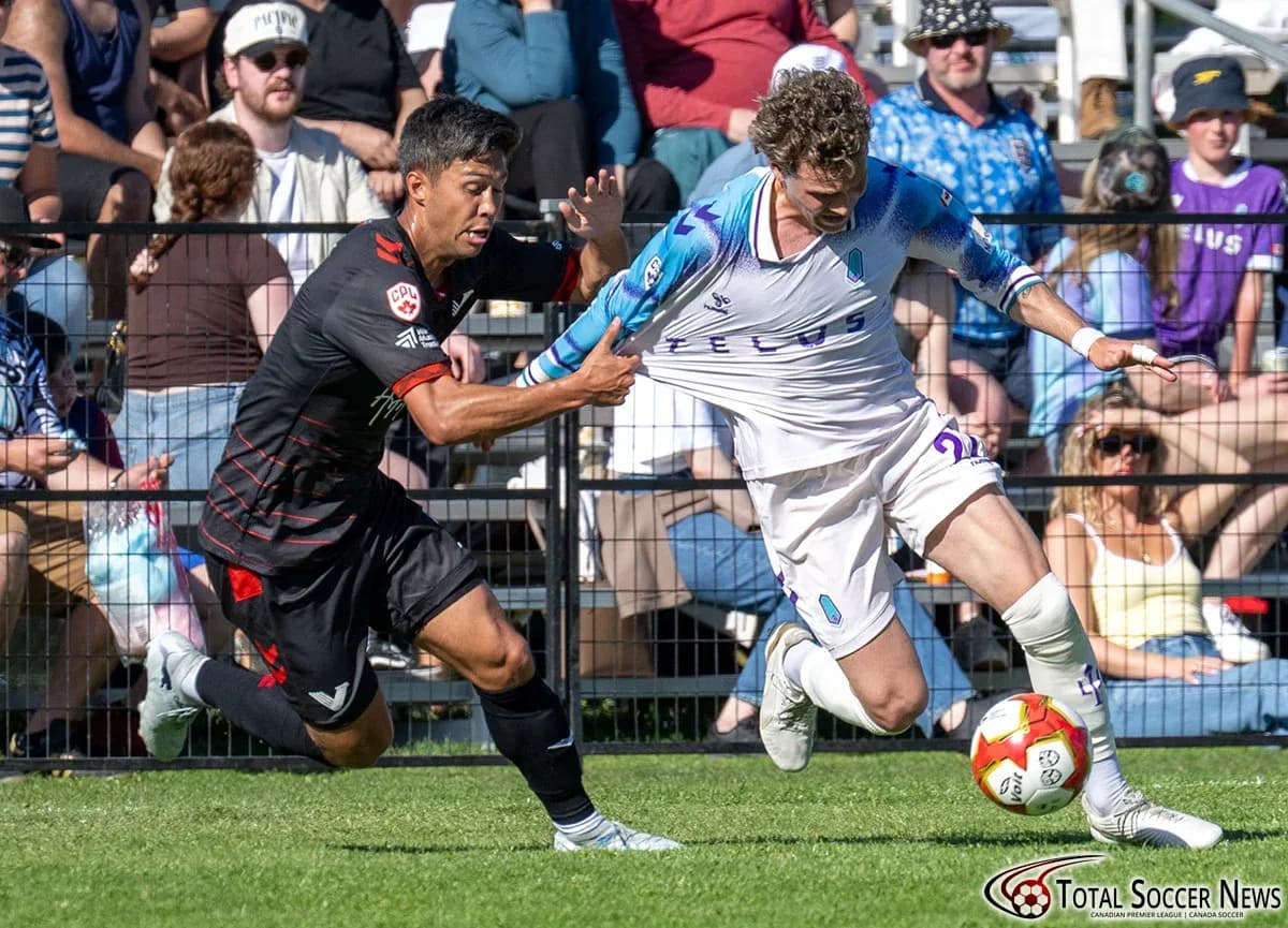 Jugador de Vancouver FC luchando por el balón Jugador de Vancouver FC luchando por el balón