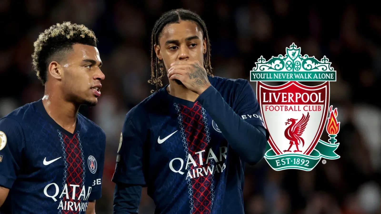 Dos jugadores de PSG en el campo durante un partido Dos jugadores de PSG en el campo durante un partido