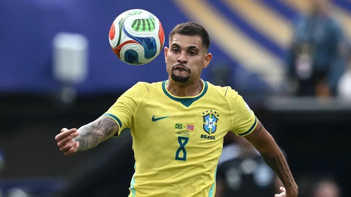 Jugador brasileño controlando el balón en el aire Jugador brasileño controlando el balón en el aire