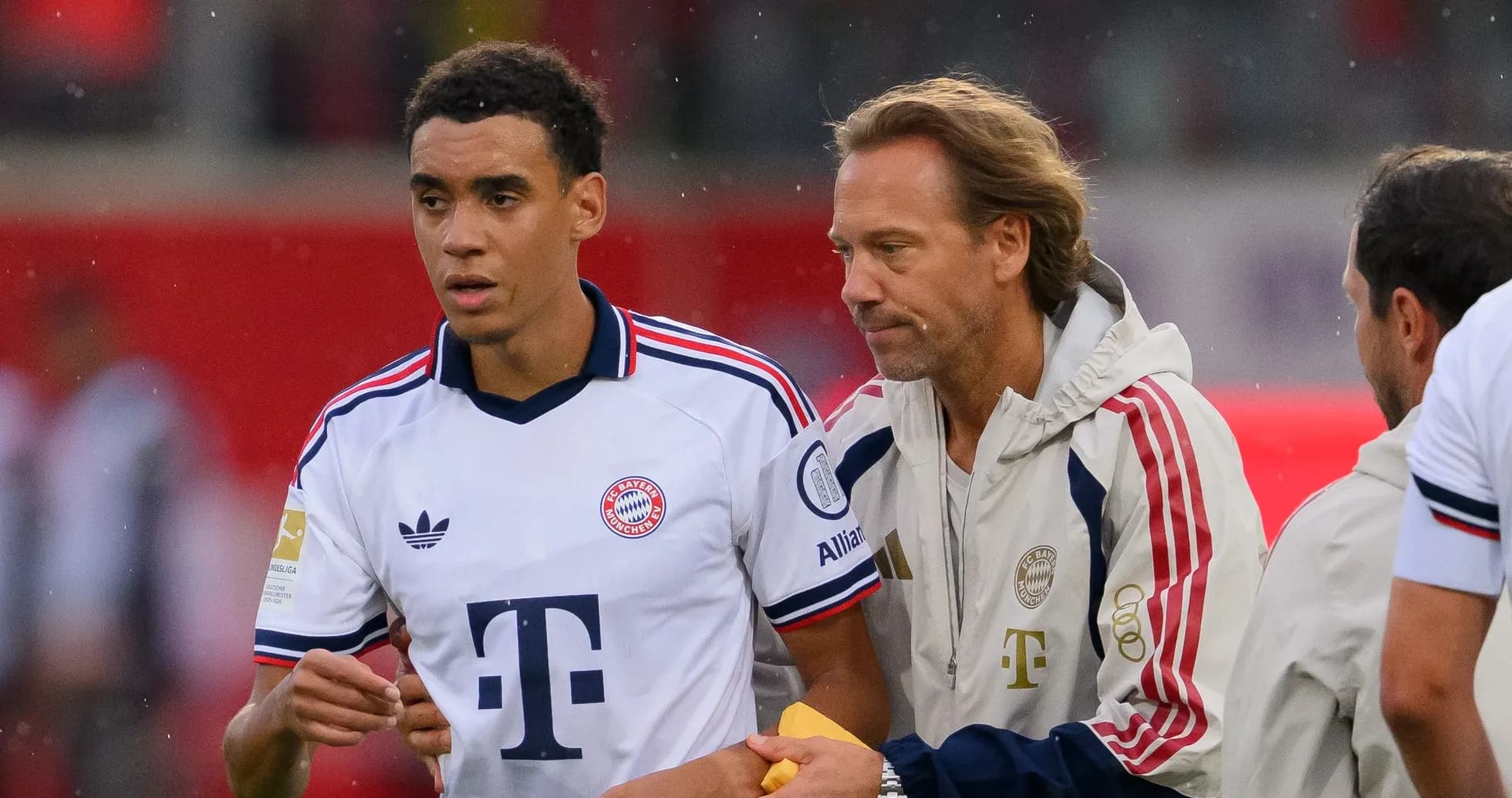 Jugador y entrenador de Bayern Múnich durante el partido Jugador y entrenador de Bayern Múnich durante el partido