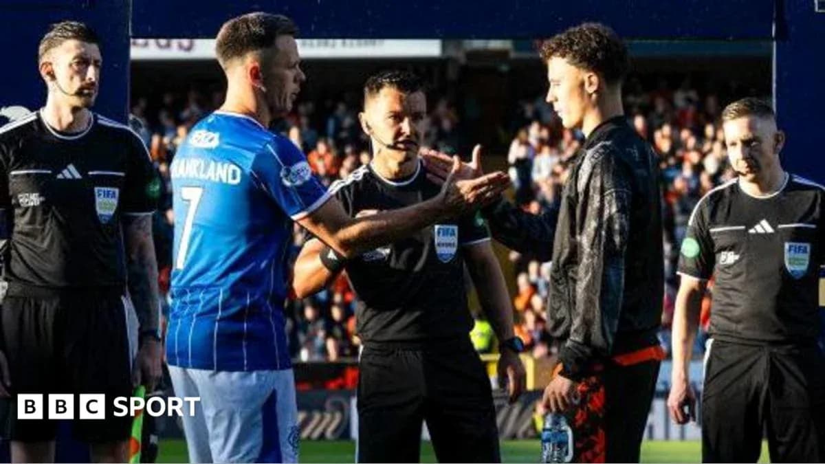 Jugadores saludando a los árbitros antes del partido Jugadores saludando a los árbitros antes del partido