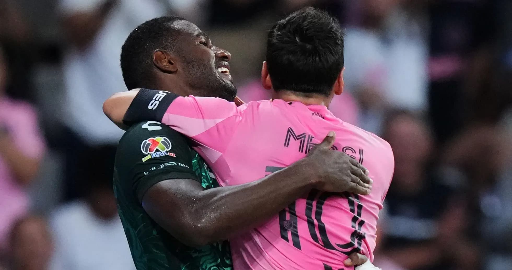 Jugadores abrazándose tras el partido Jugadores abrazándose tras el partido