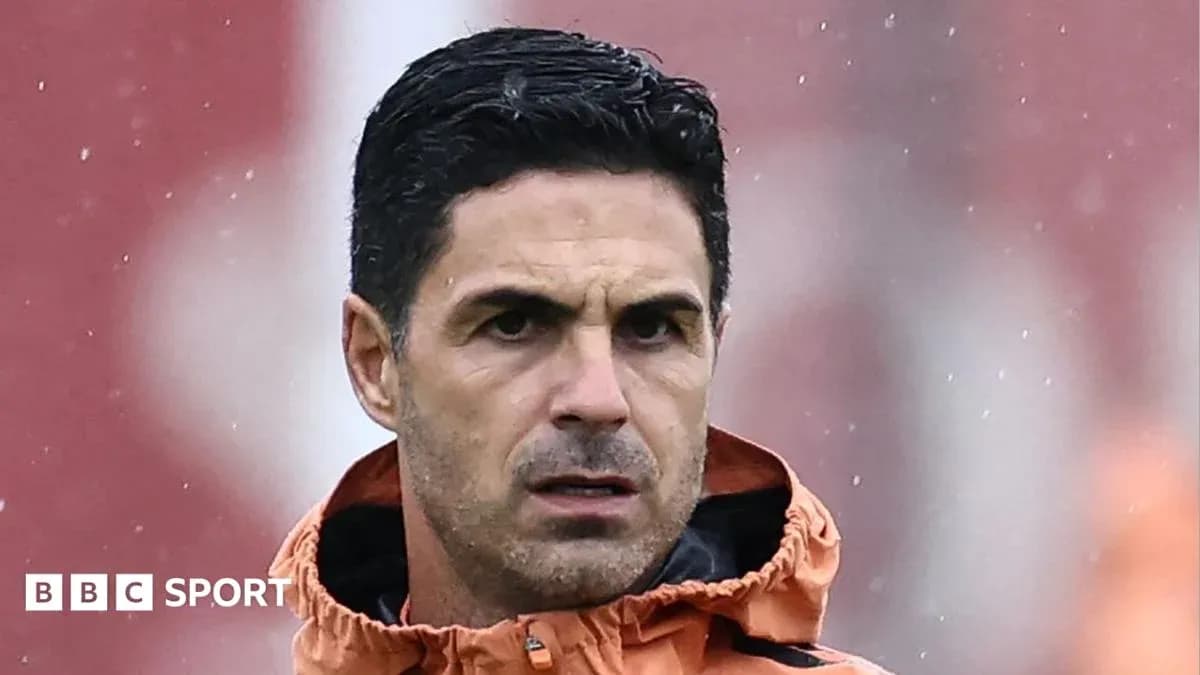 Entrenador en sesión de entrenamiento bajo la lluvia Entrenador en sesión de entrenamiento bajo la lluvia