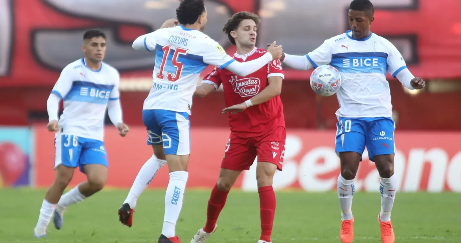 Jugadores compitiendo por el balón en el partido Jugadores compitiendo por el balón en el partido