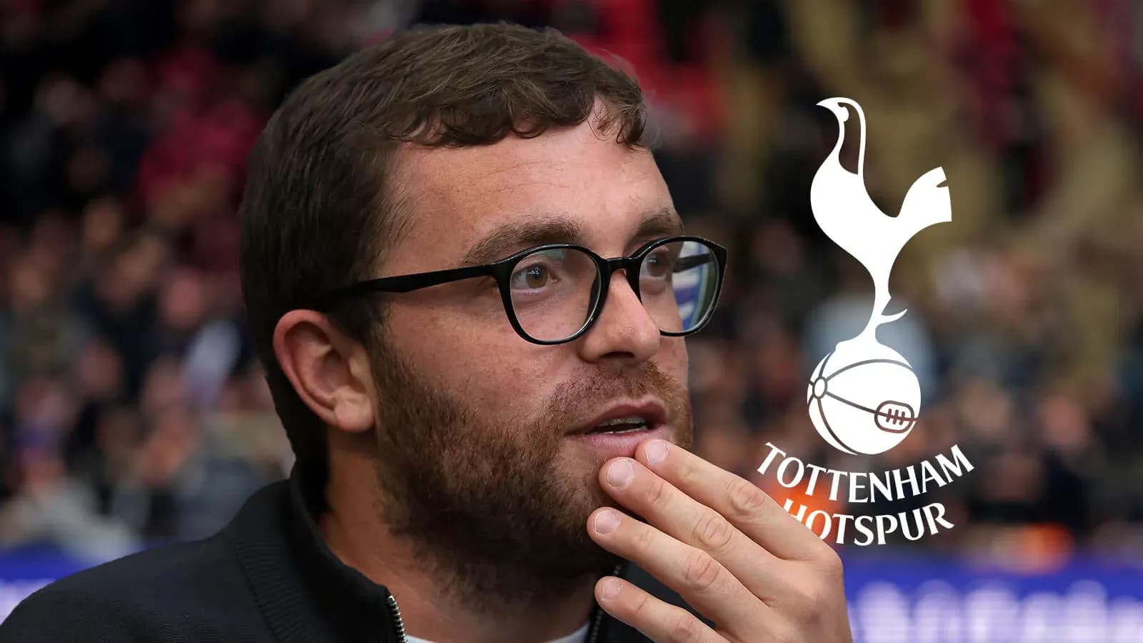 Hombre pensando durante un partido de Tottenham Hotspur Hombre pensando durante un partido de Tottenham Hotspur