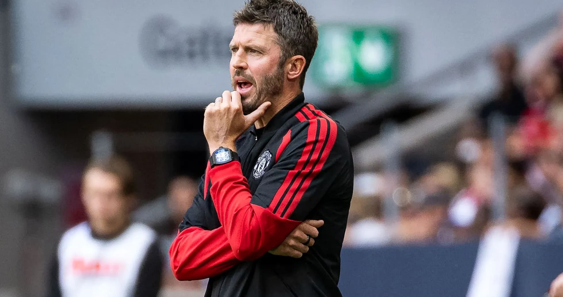 Entrenador de Manchester United dirigiendo desde la línea Entrenador de Manchester United dirigiendo desde la línea