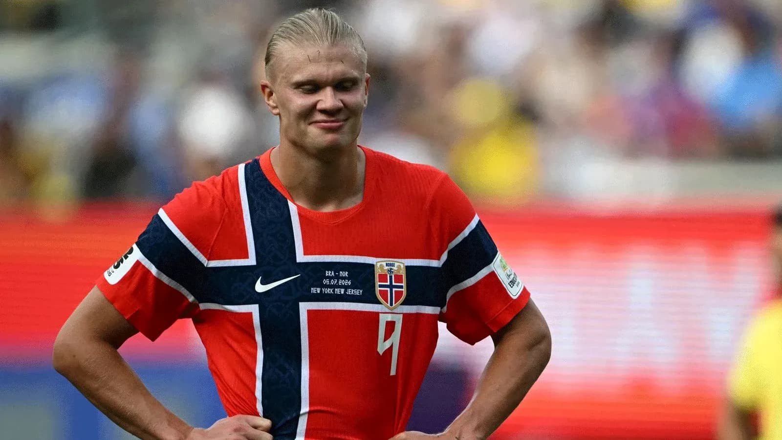 Jugador de Noruega con camiseta roja en el campo Jugador de Noruega con camiseta roja en el campo
