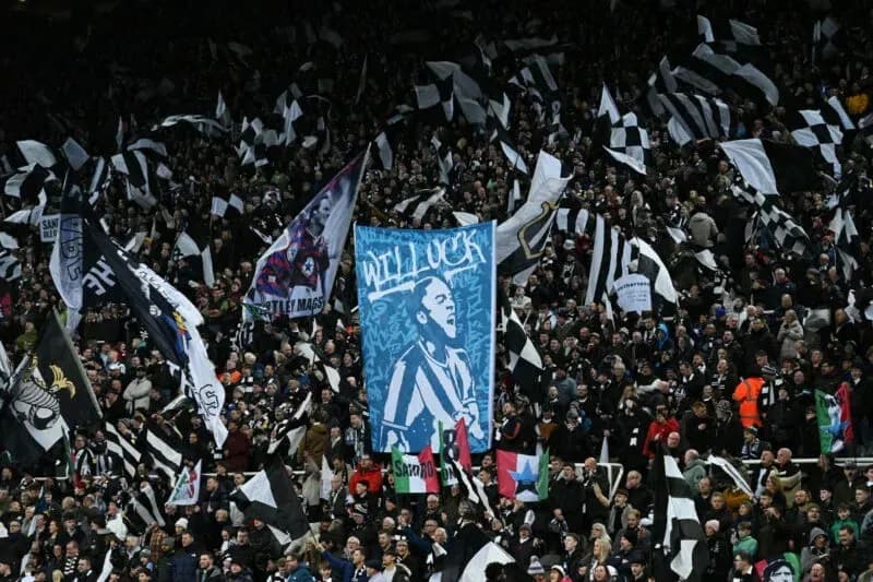 Aficionados con banderas y pancartas en el estadio Aficionados con banderas y pancartas en el estadio