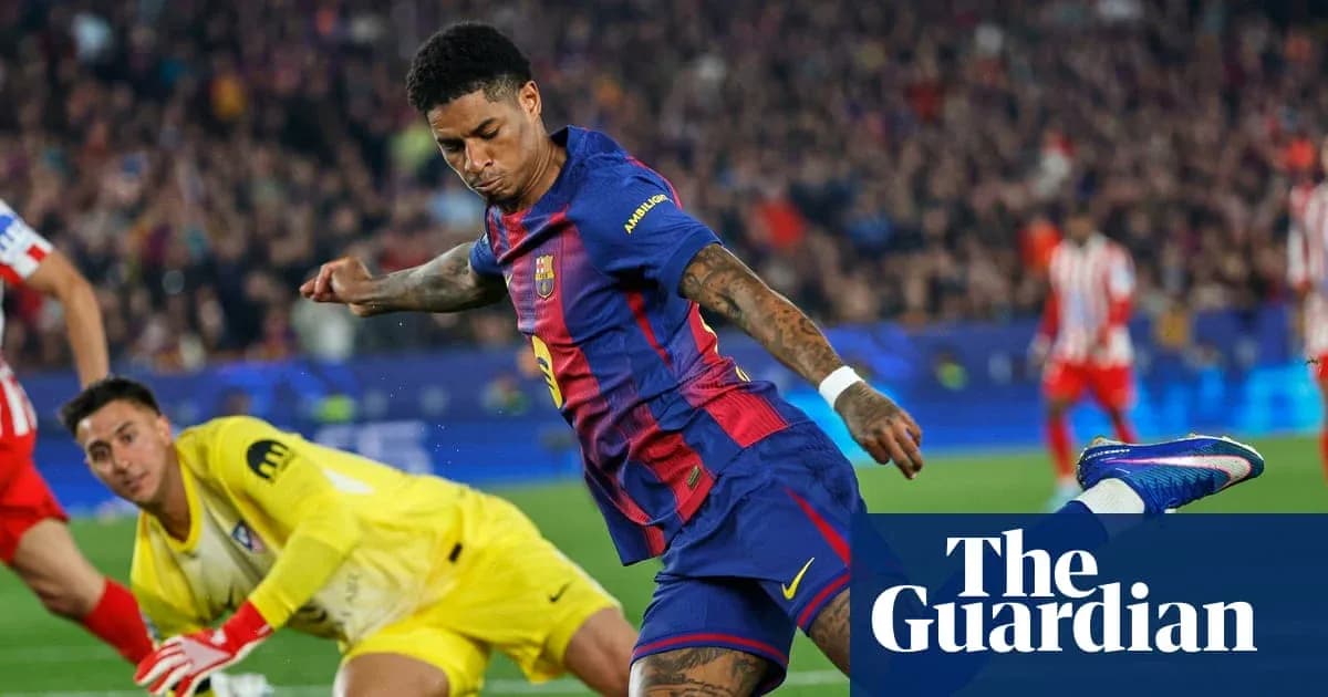 Jugador de Barcelona disparando a puerta contra portero Jugador de Barcelona disparando a puerta contra portero