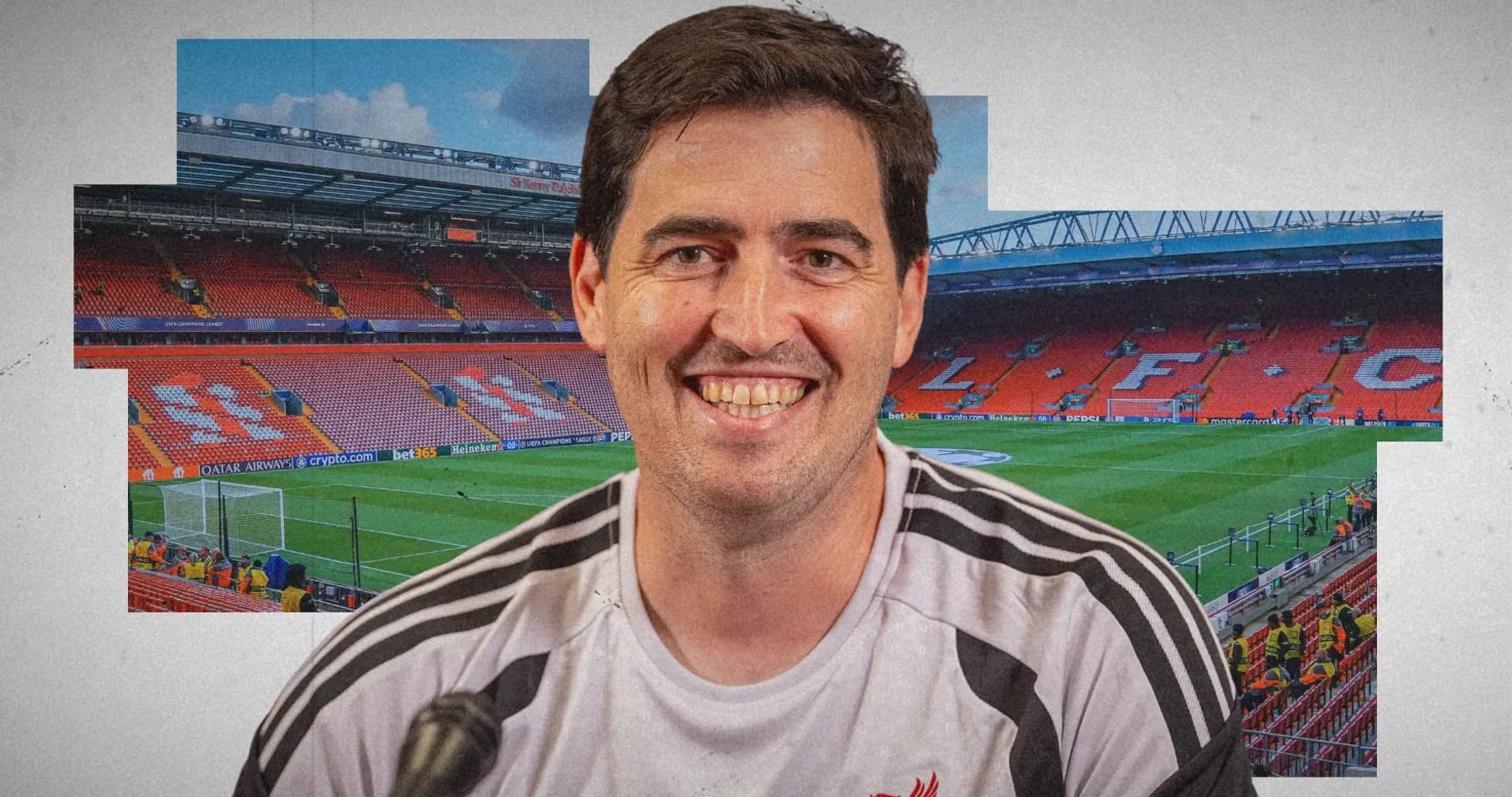 Entrenador sonriendo en el estadio Anfield Entrenador sonriendo en el estadio Anfield