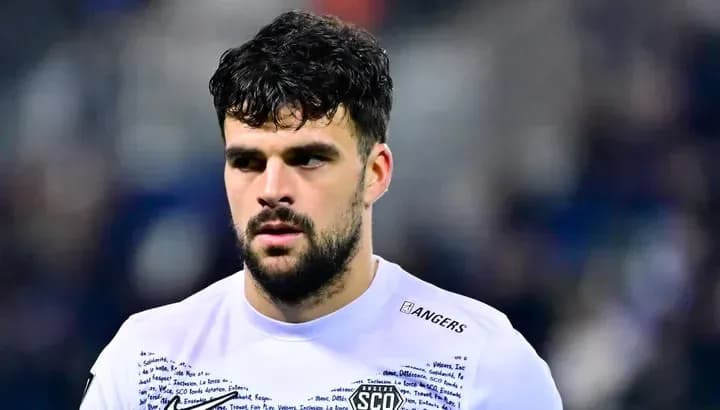 Jugador con camiseta blanca del SCO Angers en el campo Jugador con camiseta blanca del SCO Angers en el campo