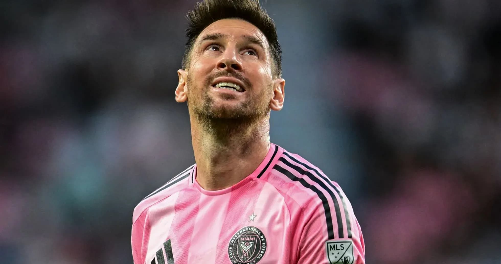 Jugador de Inter Miami mirando hacia arriba durante el partido Jugador de Inter Miami mirando hacia arriba durante el partido