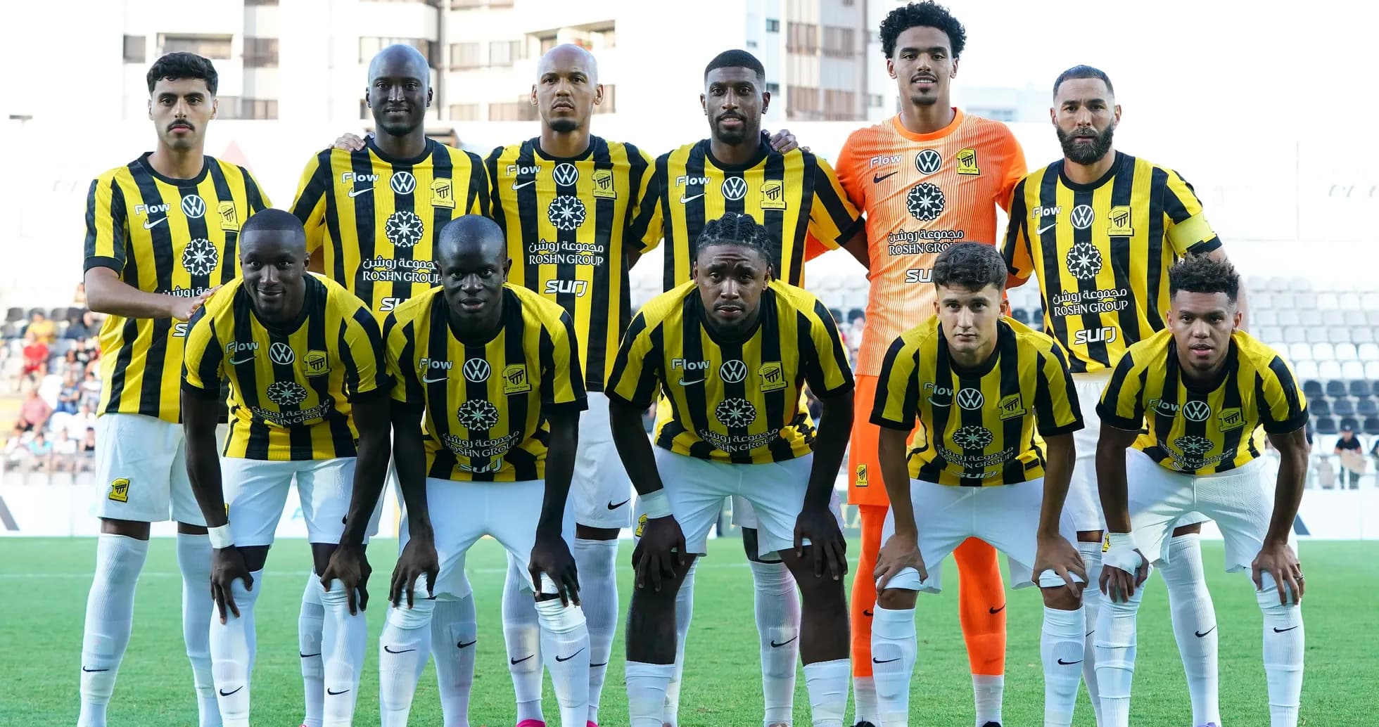 Equipo posando en uniforme amarillo y negro Equipo posando en uniforme amarillo y negro