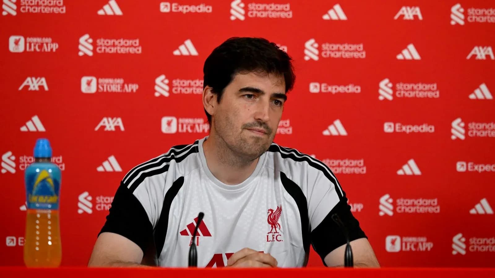 Entrenador en rueda de prensa con fondo rojo Entrenador en rueda de prensa con fondo rojo