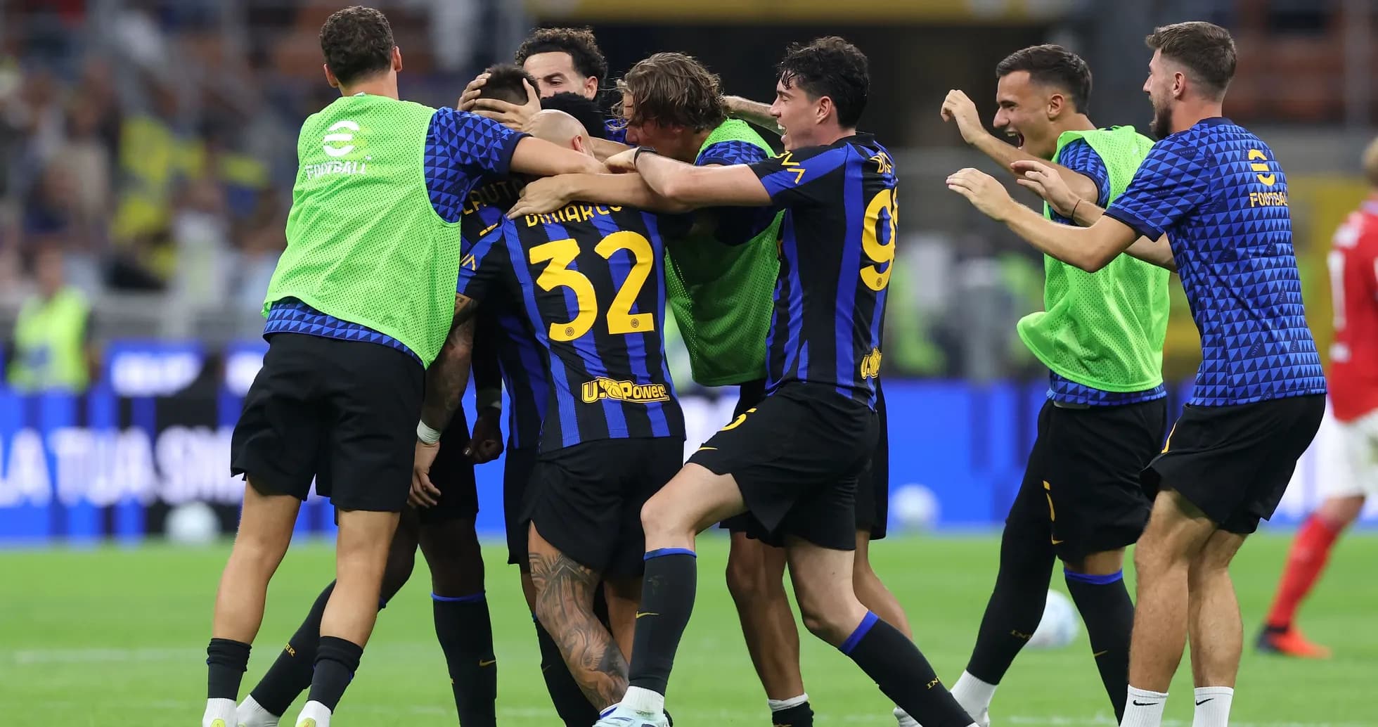 Jugadores de Inter celebrando un gol en el campo Jugadores de Inter celebrando un gol en el campo