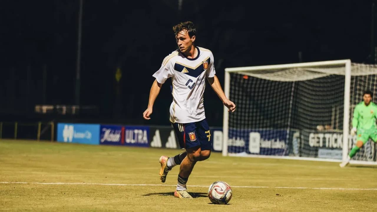 Jugador de Real Monarchs en acción durante el partido Jugador de Real Monarchs en acción durante el partido