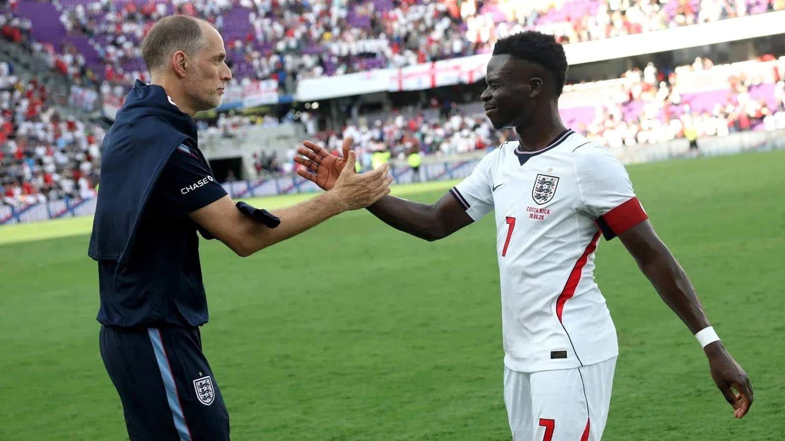 Entrenador y jugador de Inglaterra saludándose en el campo Entrenador y jugador de Inglaterra saludándose en el campo