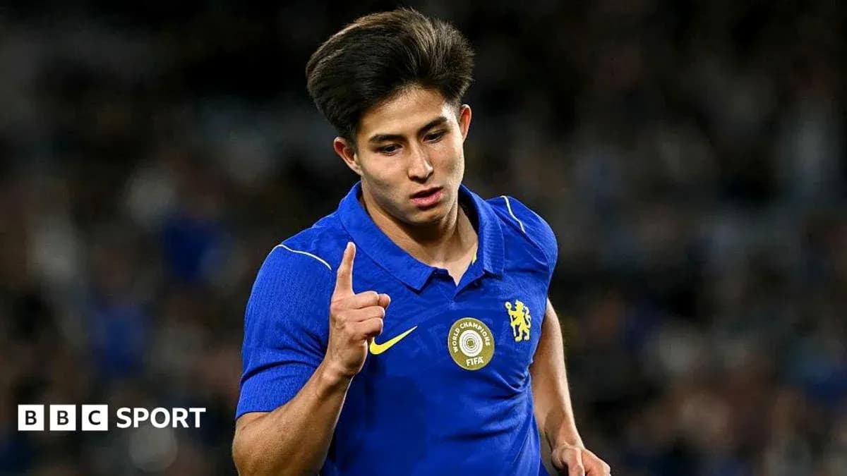 Jugador de Chelsea señalando hacia arriba durante el partido Jugador de Chelsea señalando hacia arriba durante el partido