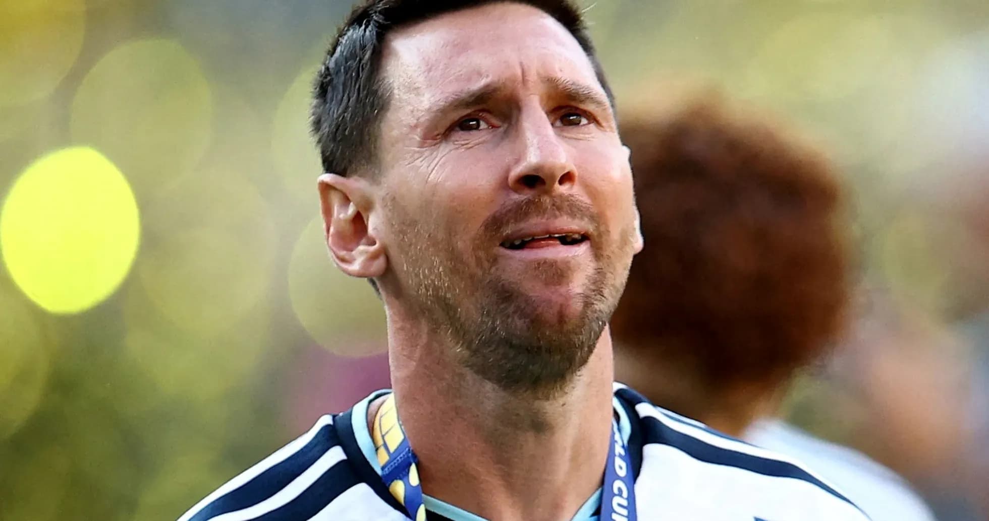 Jugador argentino con medalla en el cuello Jugador argentino con medalla en el cuello