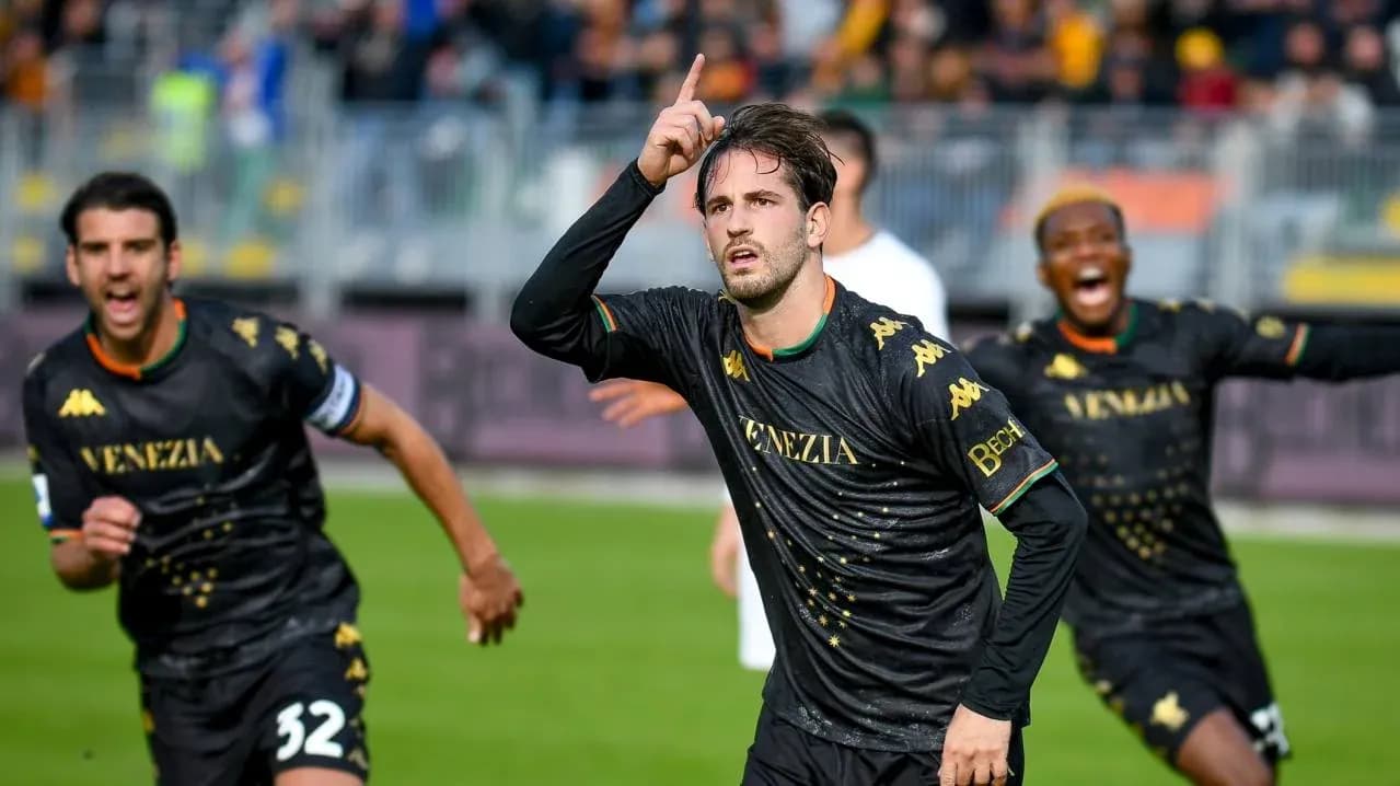 Jugador de Venezia celebrando un gol Jugador de Venezia celebrando un gol