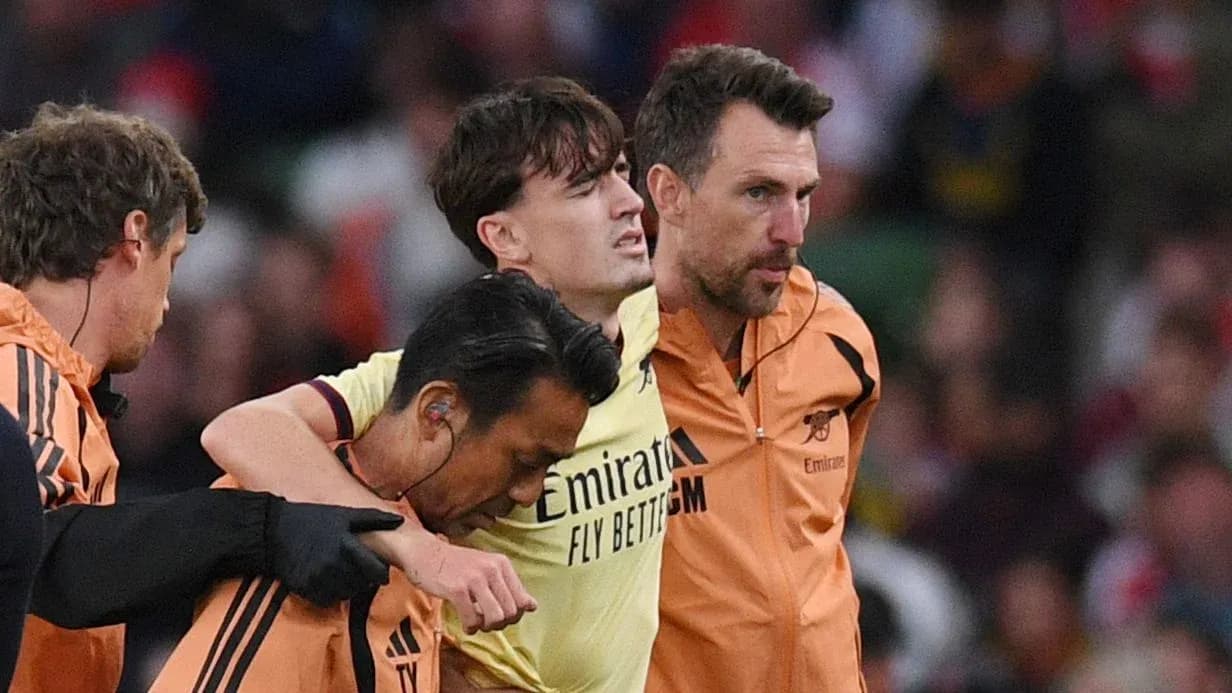 Jugador siendo ayudado por el personal médico en el campo Jugador siendo ayudado por el personal médico en el campo