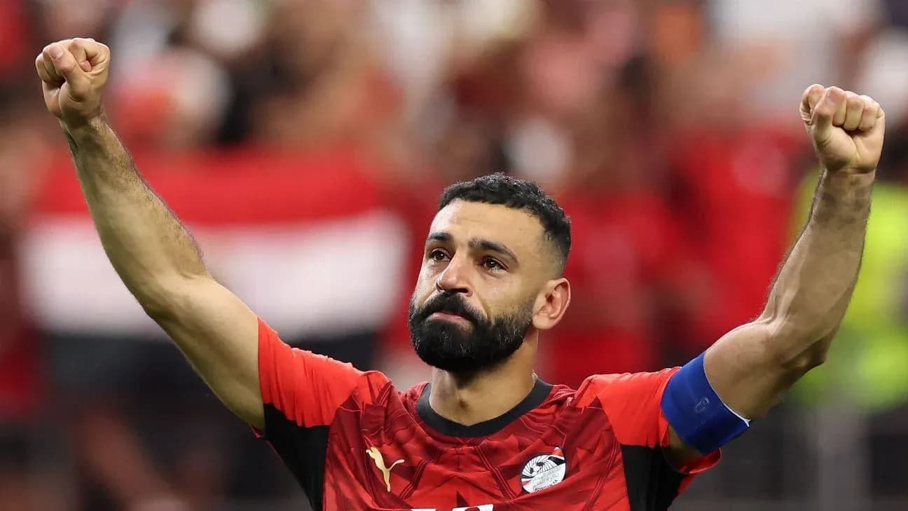 Jugador levantando el puño en celebración durante partido Jugador levantando el puño en celebración durante partido