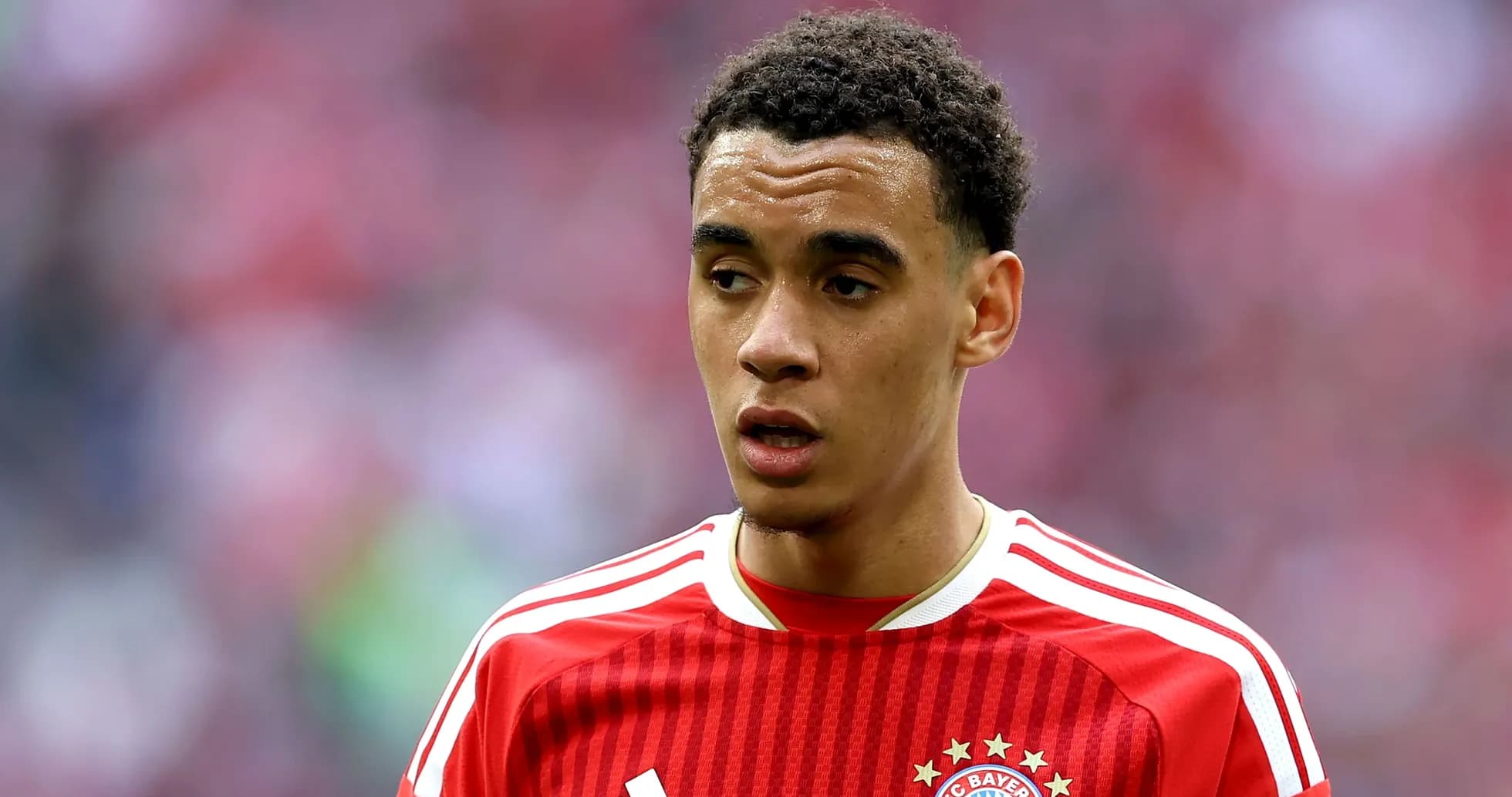 Jugador de Bayern Múnich en uniforme rojo en el campo Jugador de Bayern Múnich en uniforme rojo en el campo