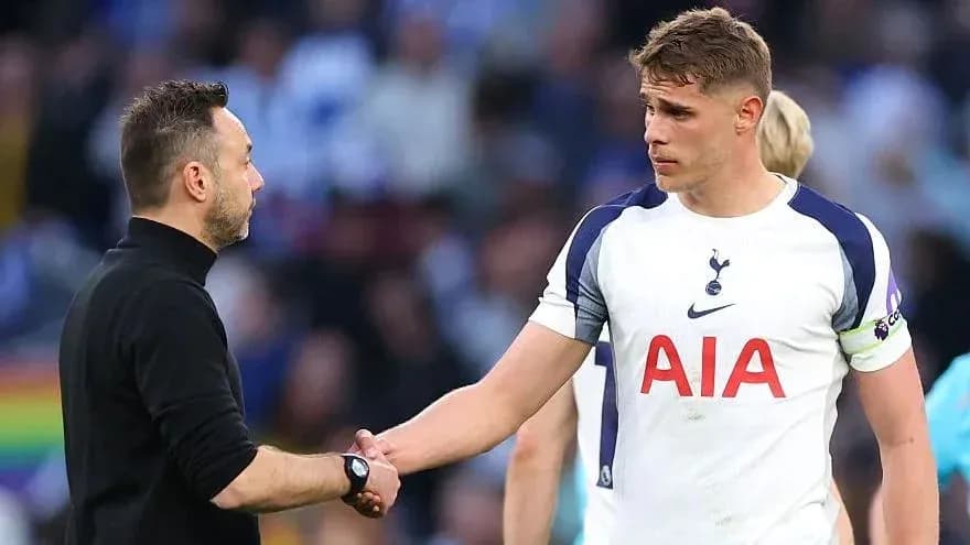 Entrenador y jugador de Tottenham se estrechan manos Entrenador y jugador de Tottenham se estrechan manos
