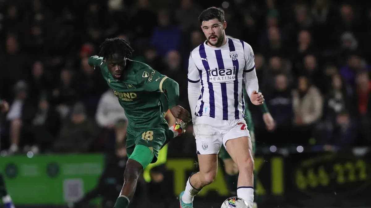 Jugador de West Bromwich persiguiendo a oponente en partido Jugador de West Bromwich persiguiendo a oponente en partido
