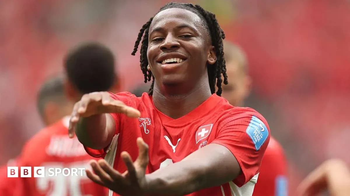 Jugador suizo sonriendo y celebrando en el campo Jugador suizo sonriendo y celebrando en el campo