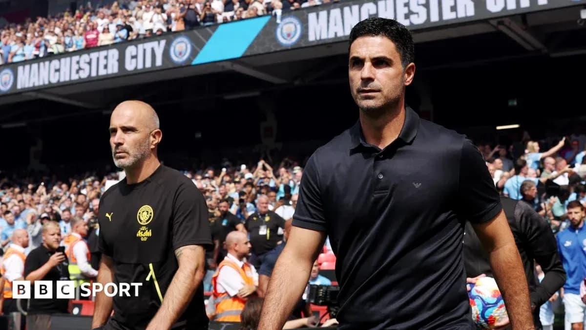 Entrenadores de Manchester City y rival entrando al campo Entrenadores de Manchester City y rival entrando al campo