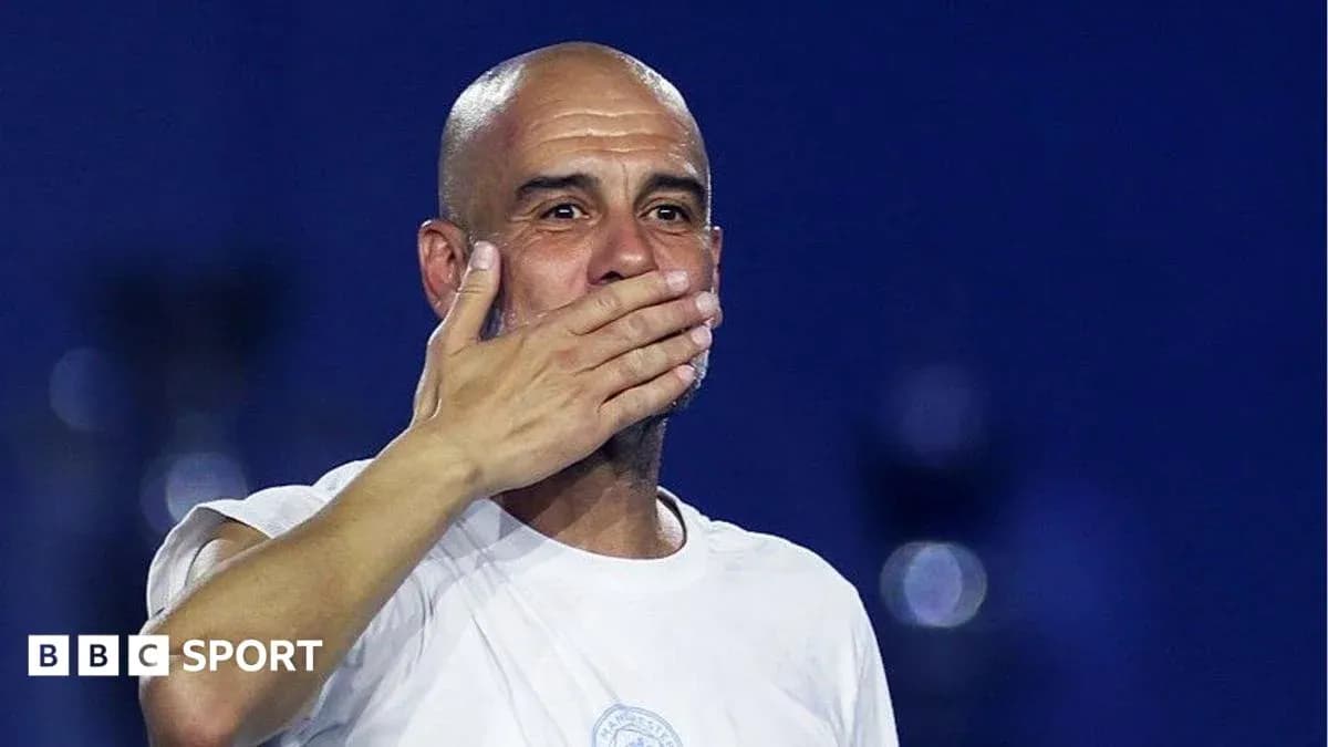 Entrenador saludando al público en evento deportivo Entrenador saludando al público en evento deportivo