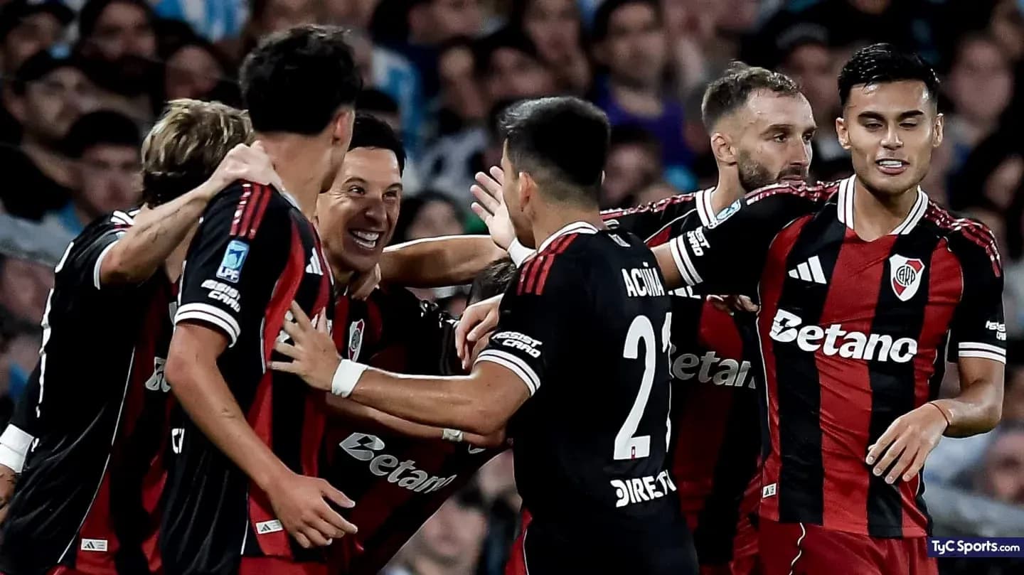 Jugadores de River Plate celebrando un gol Jugadores de River Plate celebrando un gol