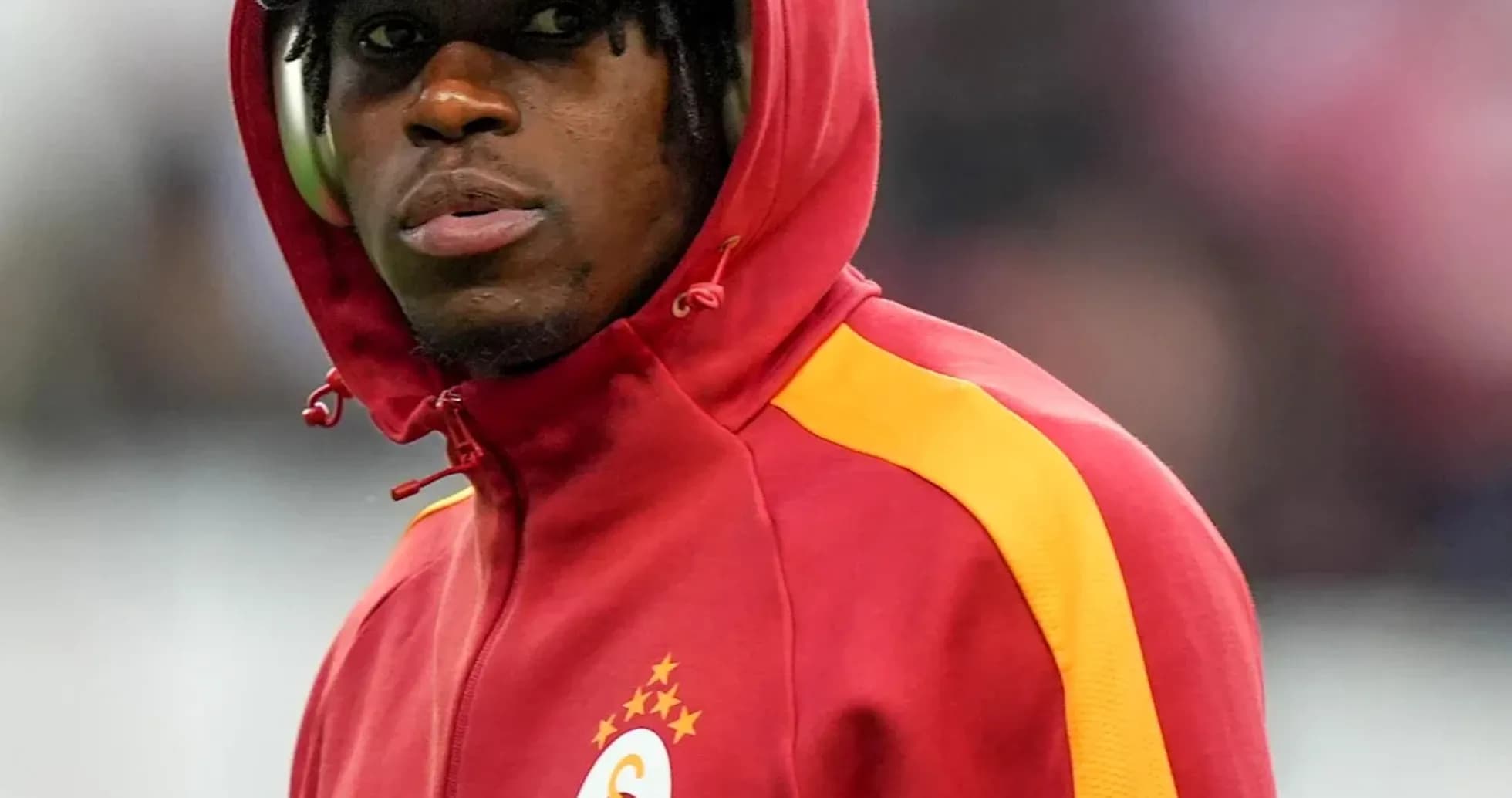 Jugador con sudadera de Galatasaray en el campo Jugador con sudadera de Galatasaray en el campo