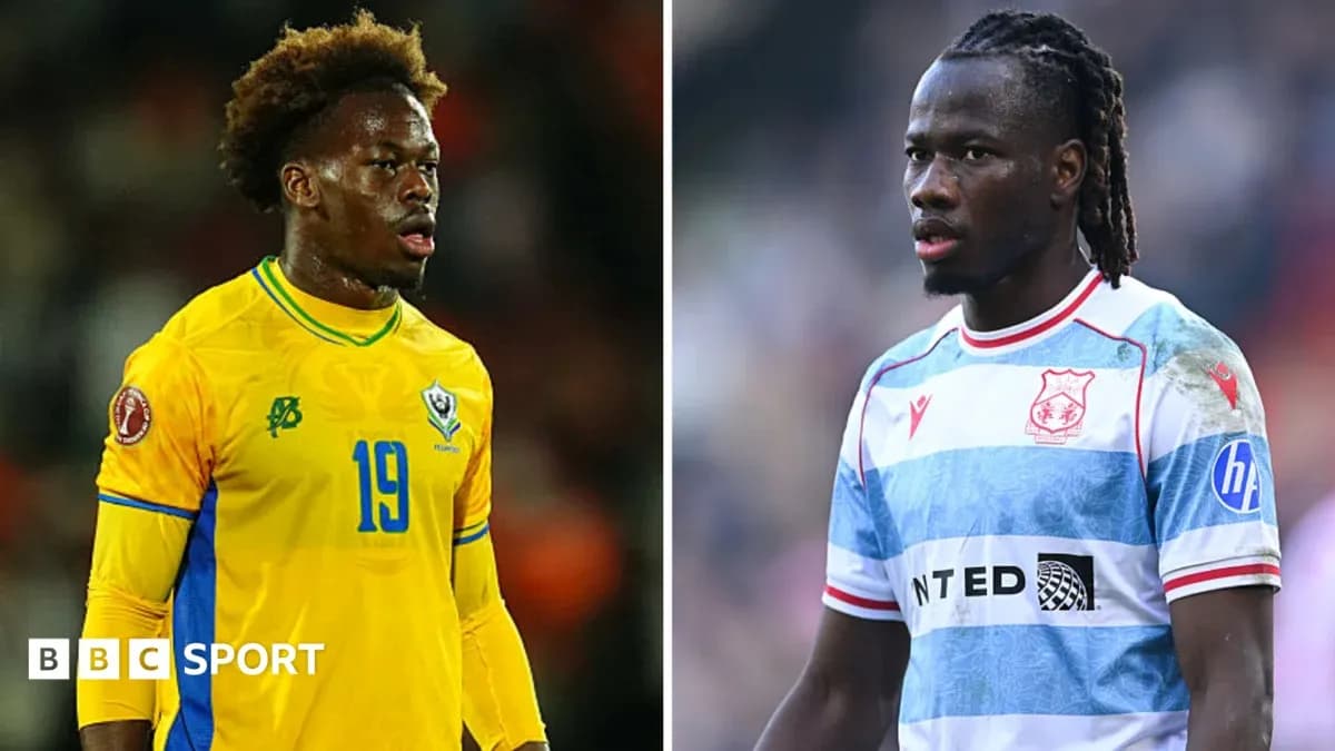 Dos jugadores de fútbol en diferentes camisetas durante partido Dos jugadores de fútbol en diferentes camisetas durante partido