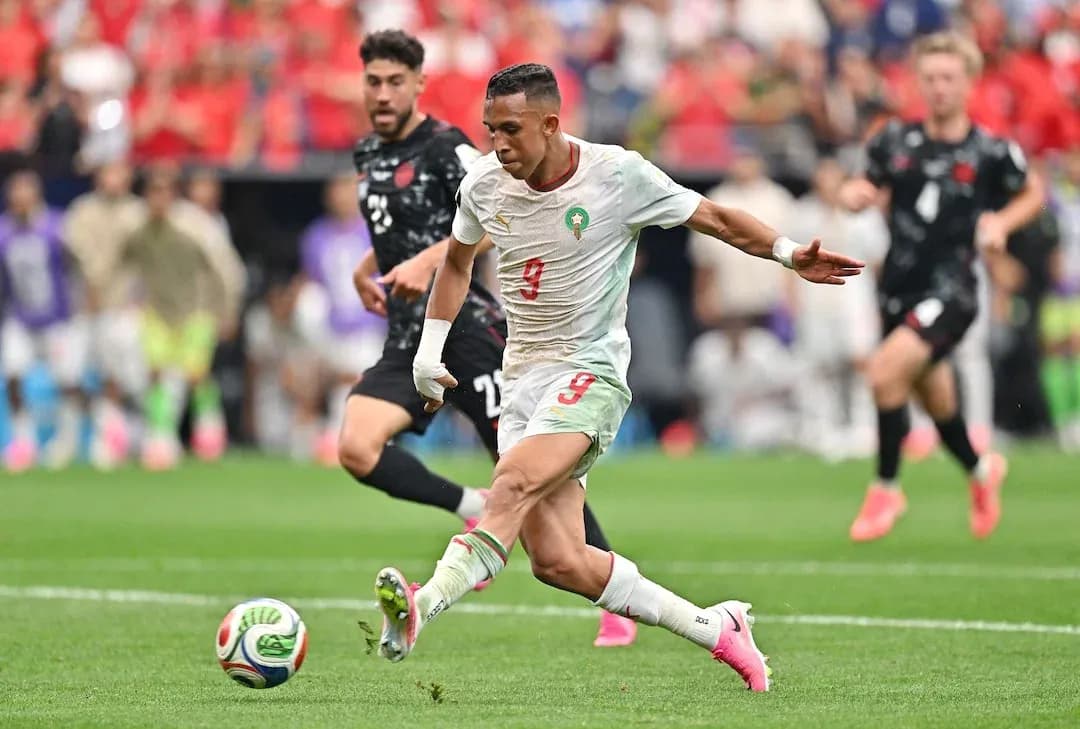 Jugador de Marruecos disparando durante el partido Jugador de Marruecos disparando durante el partido